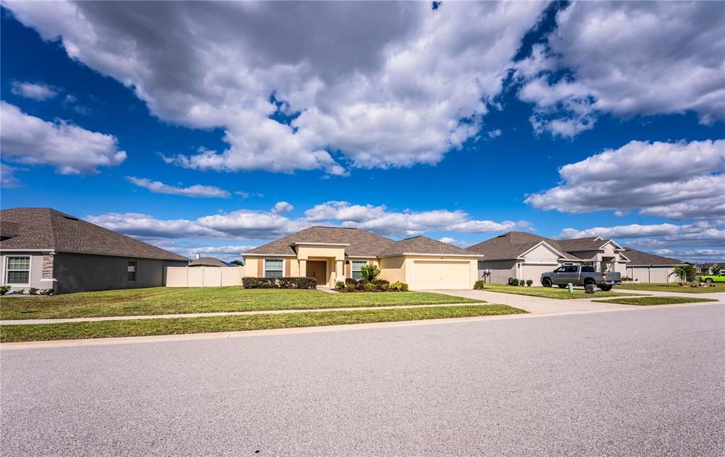 合同活跃: $314,500 (4 贝兹, 2 浴室, 1847 平方英尺)