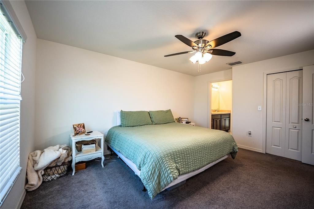 合同活跃: $314,500 (4 贝兹, 2 浴室, 1847 平方英尺)