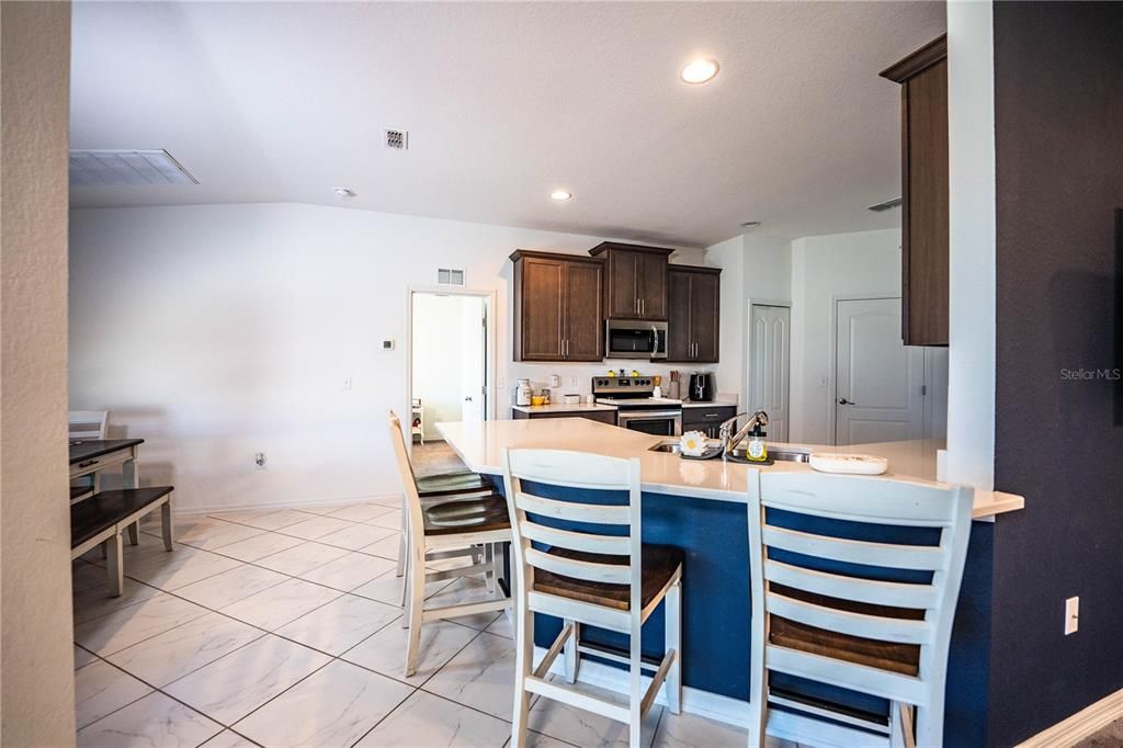 合同活跃: $314,500 (4 贝兹, 2 浴室, 1847 平方英尺)