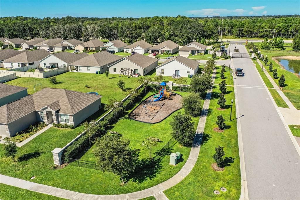 合同活跃: $314,500 (4 贝兹, 2 浴室, 1847 平方英尺)