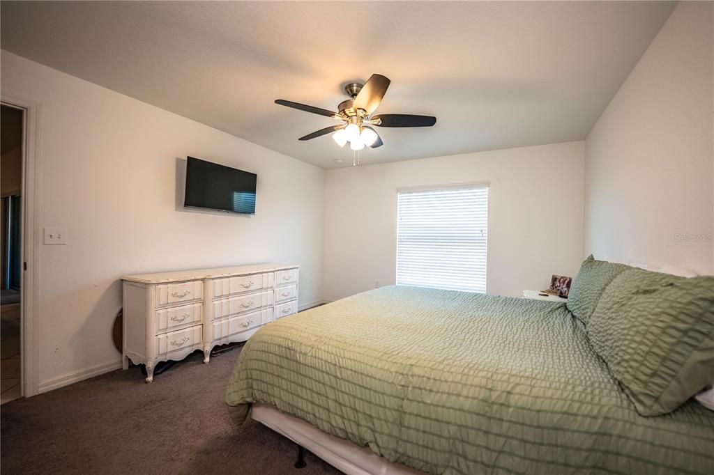 合同活跃: $314,500 (4 贝兹, 2 浴室, 1847 平方英尺)