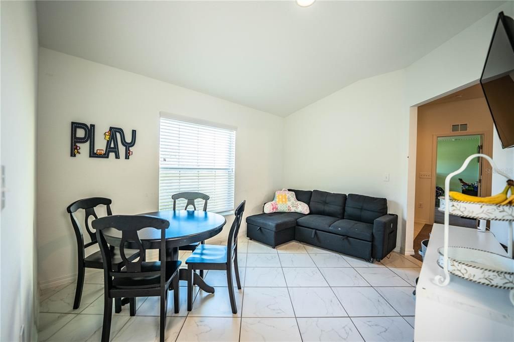 合同活跃: $314,500 (4 贝兹, 2 浴室, 1847 平方英尺)