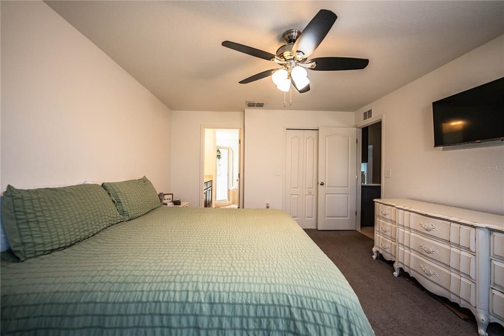 合同活跃: $314,500 (4 贝兹, 2 浴室, 1847 平方英尺)