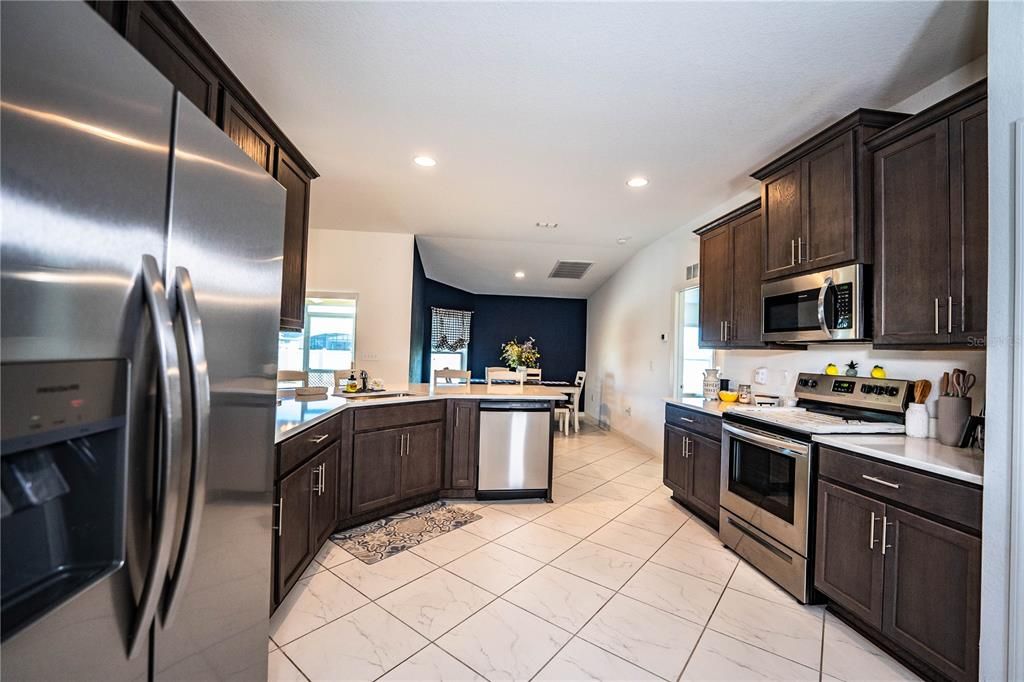 合同活跃: $314,500 (4 贝兹, 2 浴室, 1847 平方英尺)