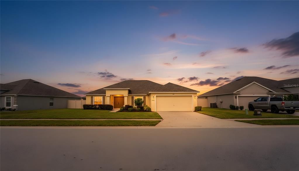 合同活跃: $314,500 (4 贝兹, 2 浴室, 1847 平方英尺)