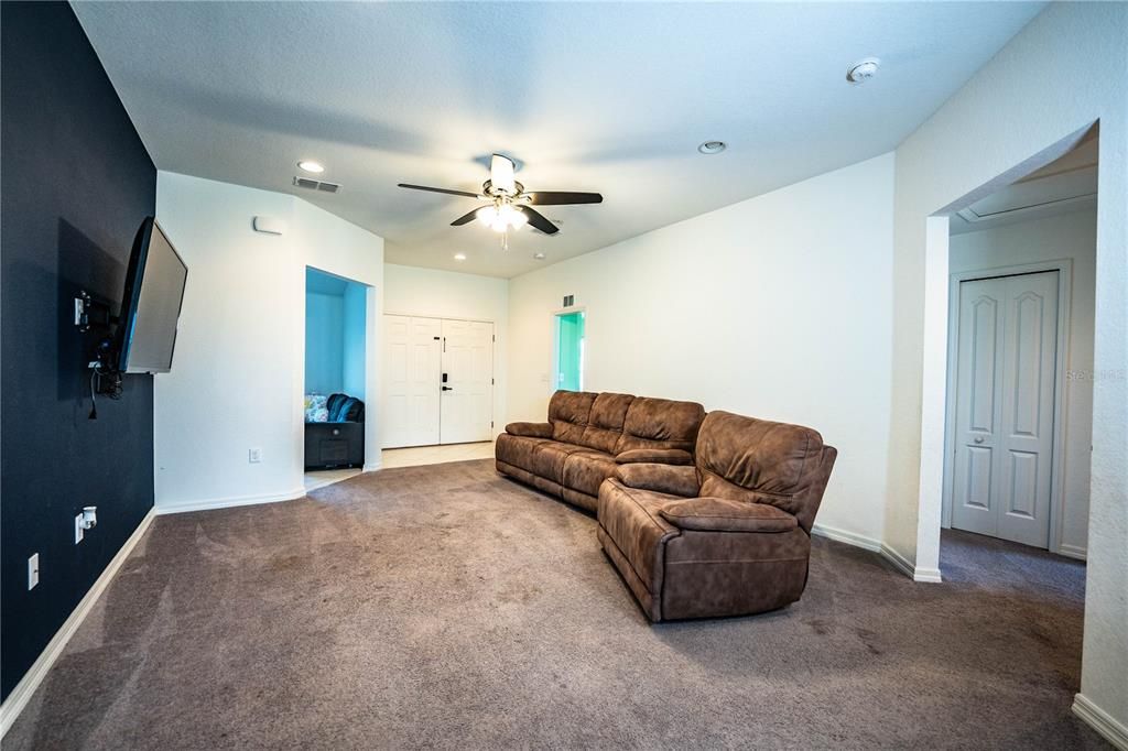 合同活跃: $314,500 (4 贝兹, 2 浴室, 1847 平方英尺)