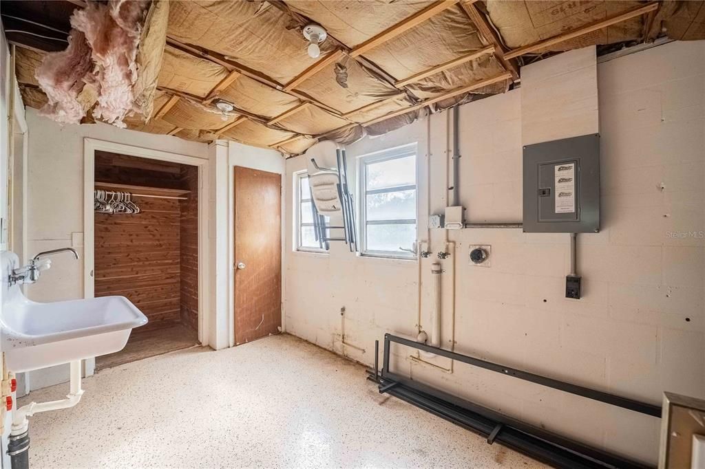 Active With Contract: $489,000 (3 beds, 2 baths, 1904 Square Feet)