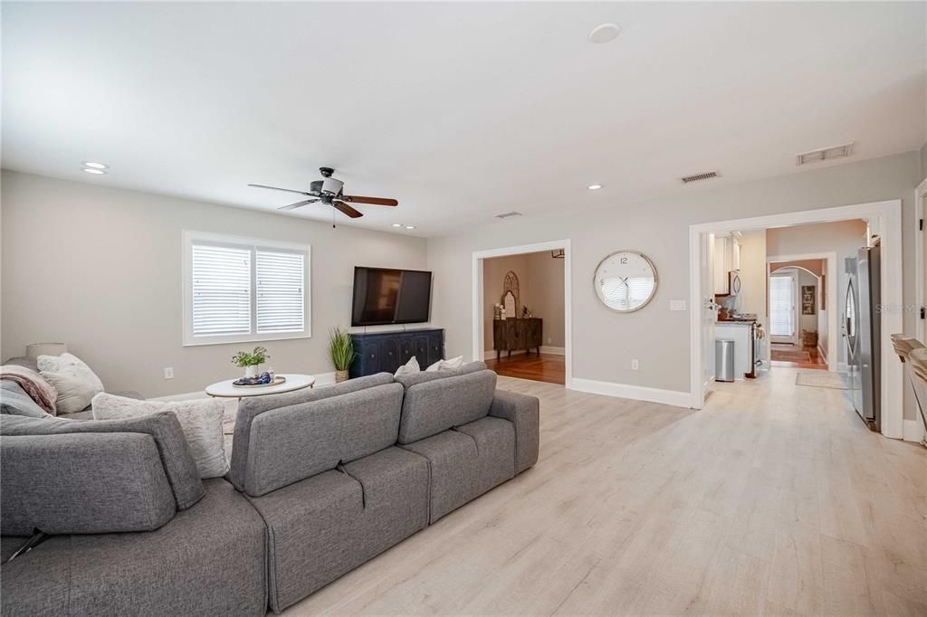 Active With Contract: $489,000 (3 beds, 2 baths, 1904 Square Feet)