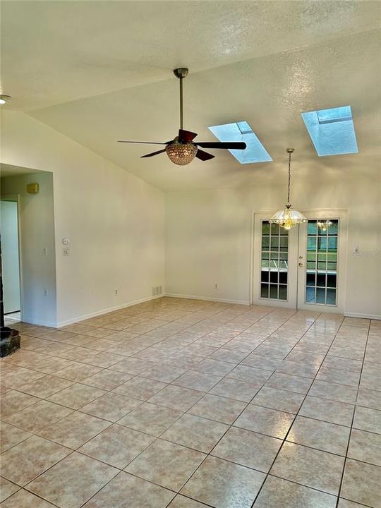 Active With Contract: $1,650 (3 beds, 2 baths, 1300 Square Feet)