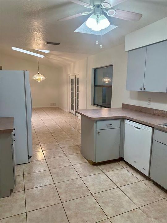 Active With Contract: $1,650 (3 beds, 2 baths, 1300 Square Feet)