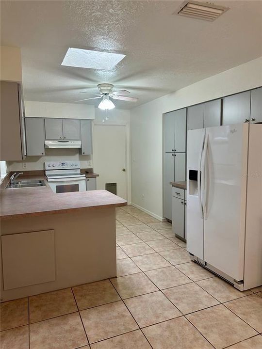 Active With Contract: $1,650 (3 beds, 2 baths, 1300 Square Feet)
