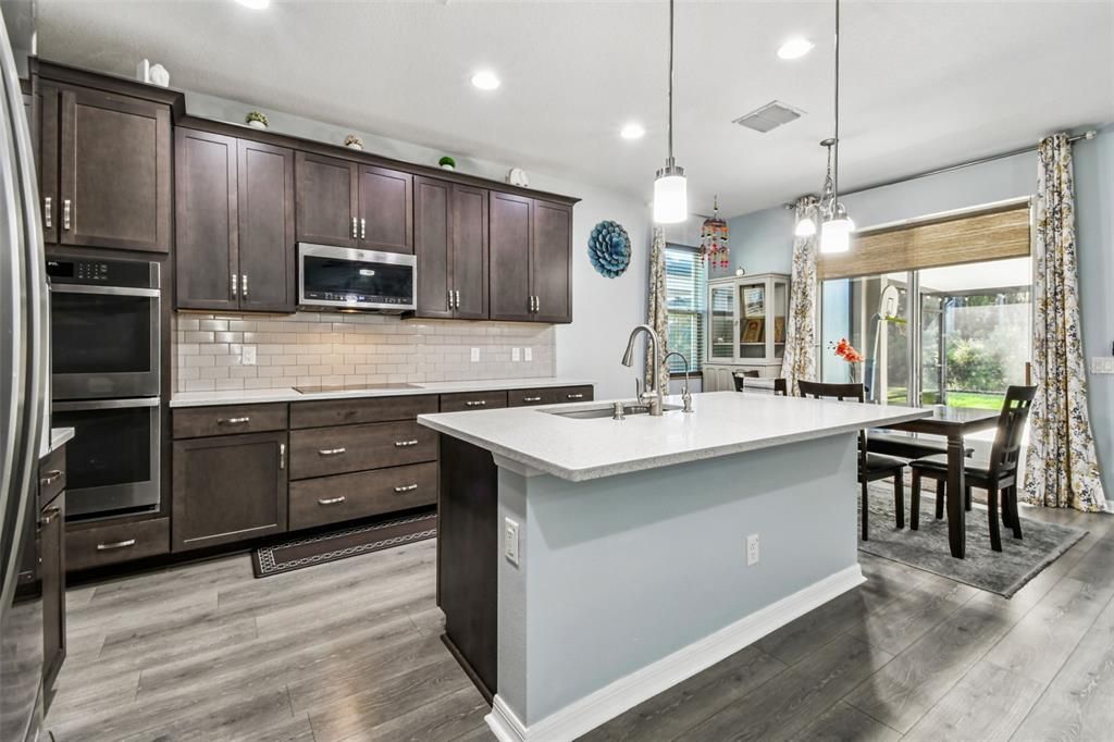 合同活跃: $540,000 (4 贝兹, 3 浴室, 2641 平方英尺)