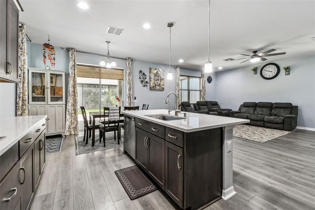 合同活跃: $540,000 (4 贝兹, 3 浴室, 2641 平方英尺)