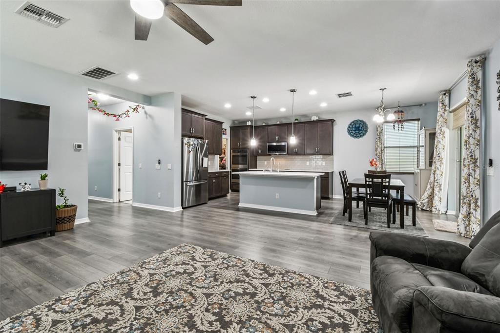 合同活跃: $540,000 (4 贝兹, 3 浴室, 2641 平方英尺)