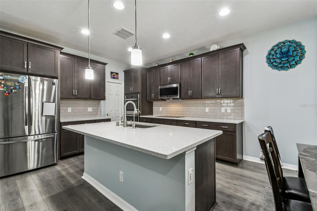 合同活跃: $540,000 (4 贝兹, 3 浴室, 2641 平方英尺)