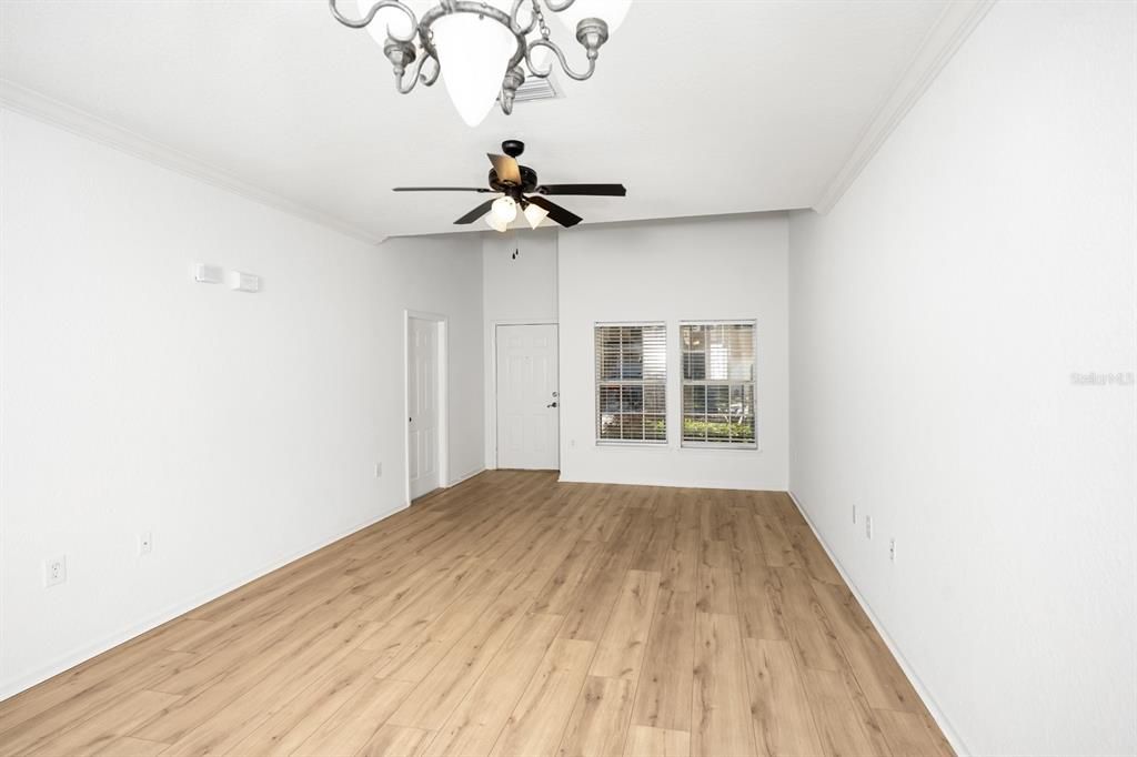 Под контрактом: $300,000 (3 спален, 2 ванн, 1790 Квадратных фут)