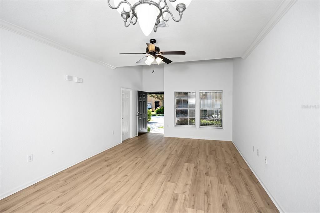 Под контрактом: $300,000 (3 спален, 2 ванн, 1790 Квадратных фут)