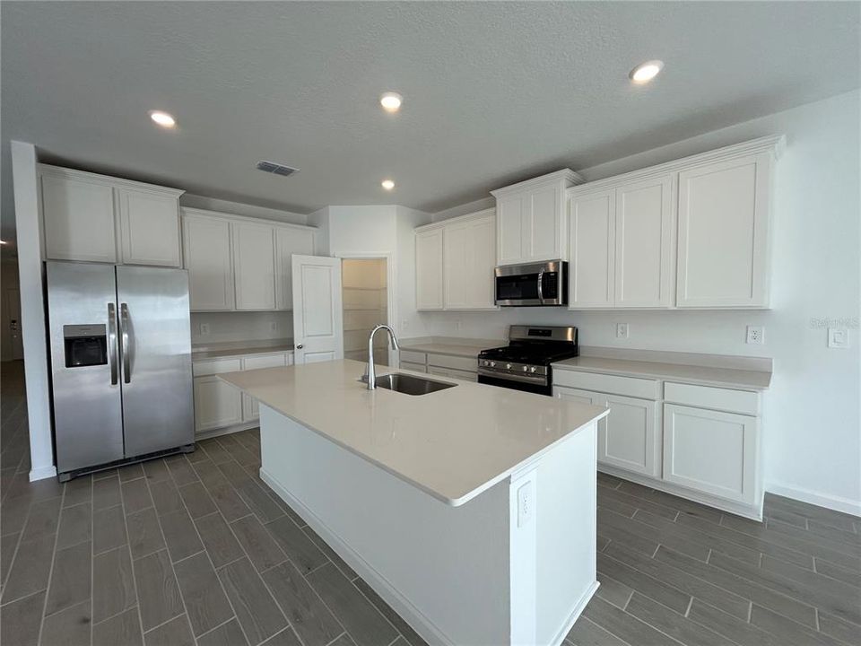 出租: $2,900 (4 贝兹, 2 浴室, 2571 平方英尺)