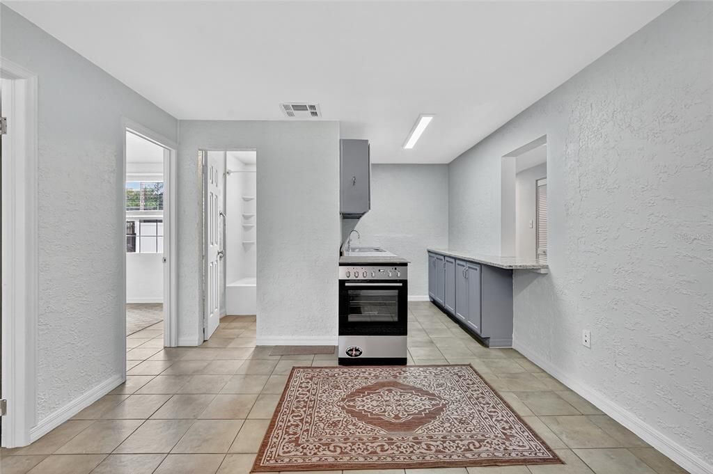 For Sale: $200,000 (2 beds, 1 baths, 870 Square Feet)