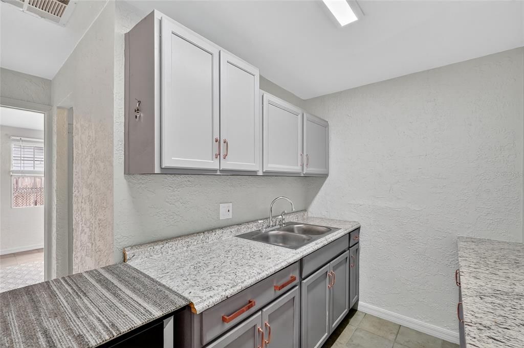 For Sale: $200,000 (2 beds, 1 baths, 870 Square Feet)