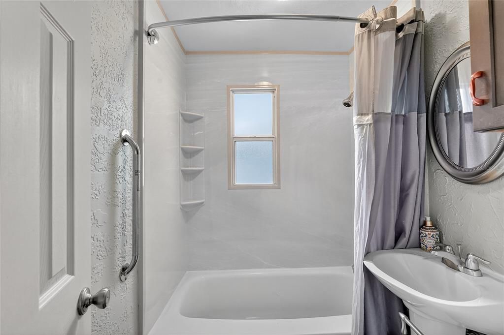 For Sale: $200,000 (2 beds, 1 baths, 870 Square Feet)