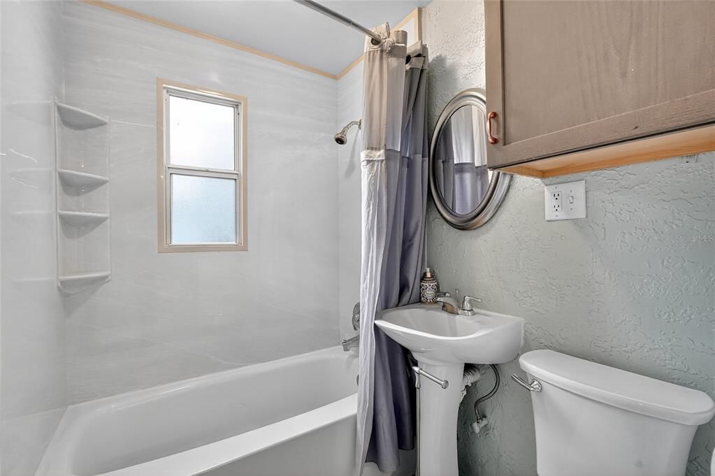 For Sale: $200,000 (2 beds, 1 baths, 870 Square Feet)