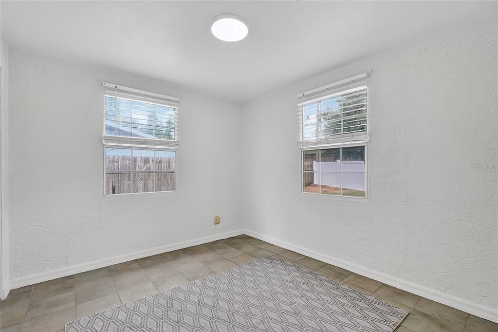 For Sale: $200,000 (2 beds, 1 baths, 870 Square Feet)