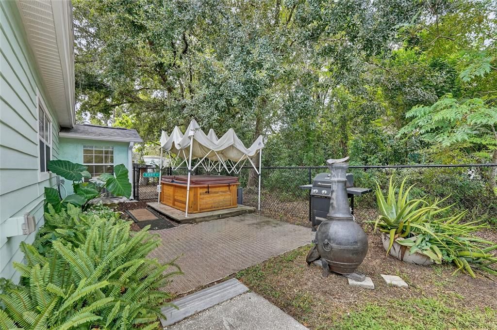 For Sale: $200,000 (2 beds, 1 baths, 870 Square Feet)