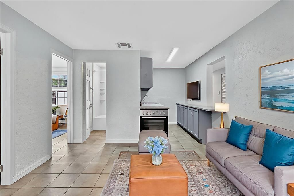 For Sale: $200,000 (2 beds, 1 baths, 870 Square Feet)