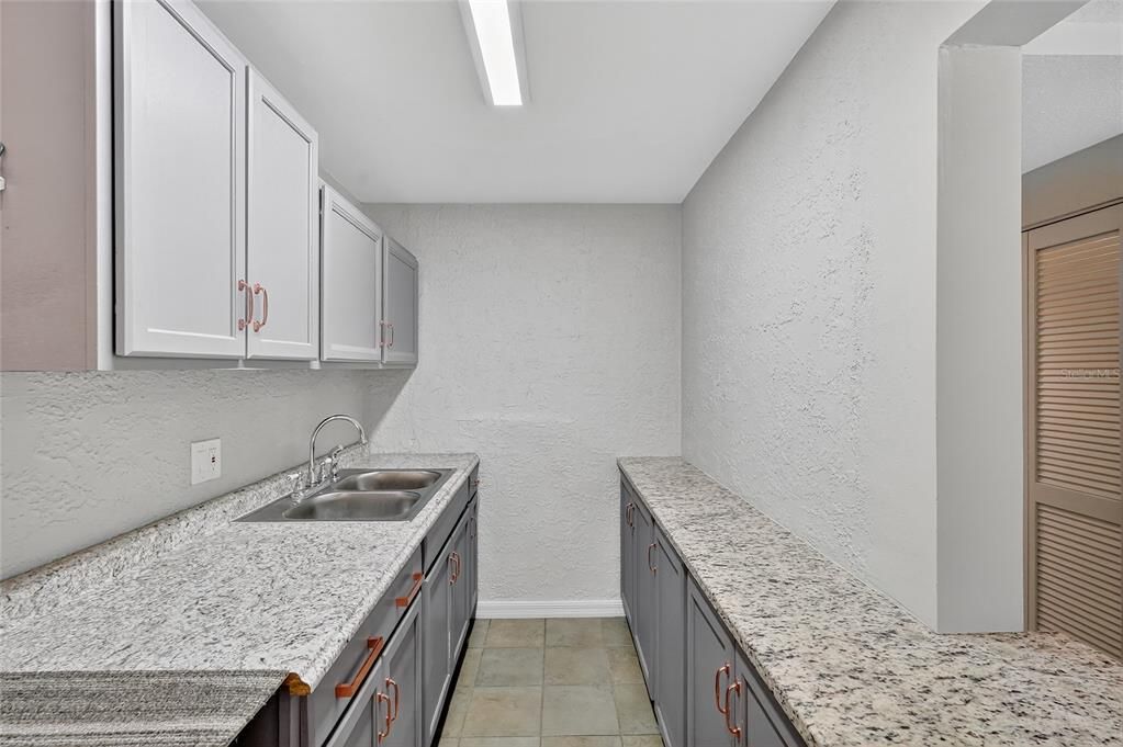 For Sale: $200,000 (2 beds, 1 baths, 870 Square Feet)