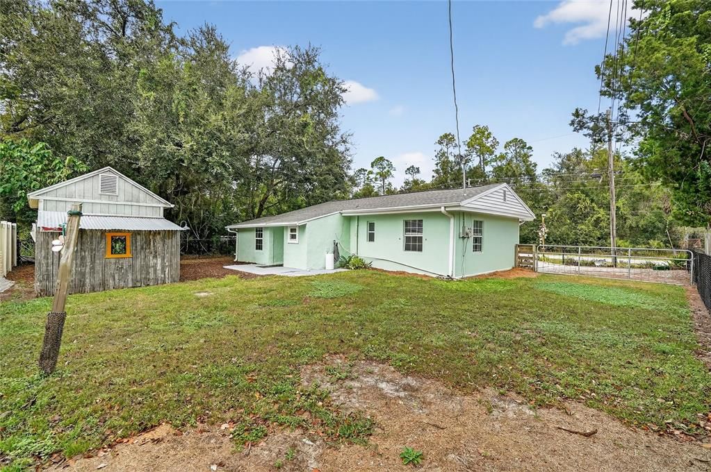 For Sale: $200,000 (2 beds, 1 baths, 870 Square Feet)