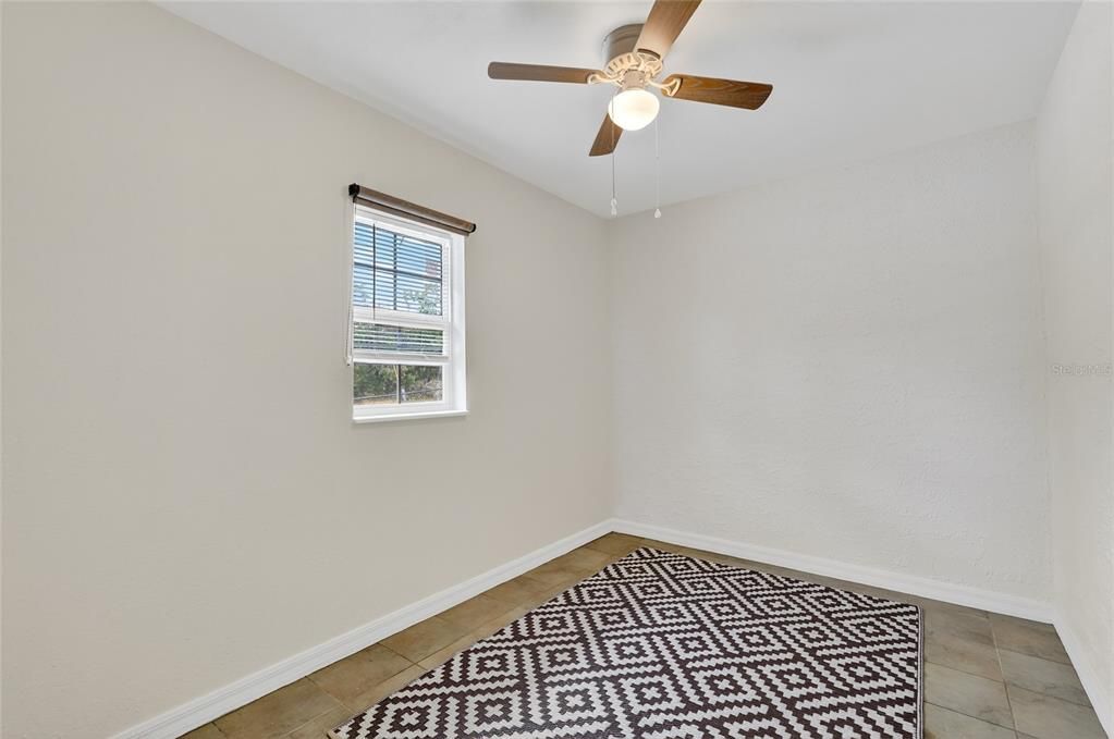 For Sale: $200,000 (2 beds, 1 baths, 870 Square Feet)