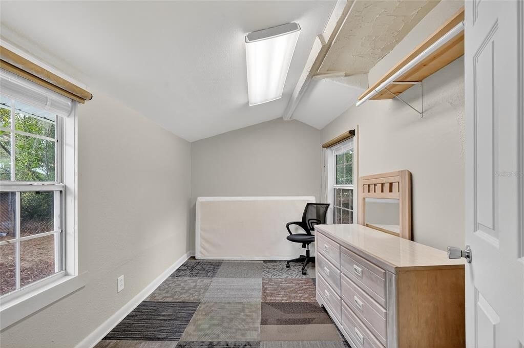 For Sale: $200,000 (2 beds, 1 baths, 870 Square Feet)