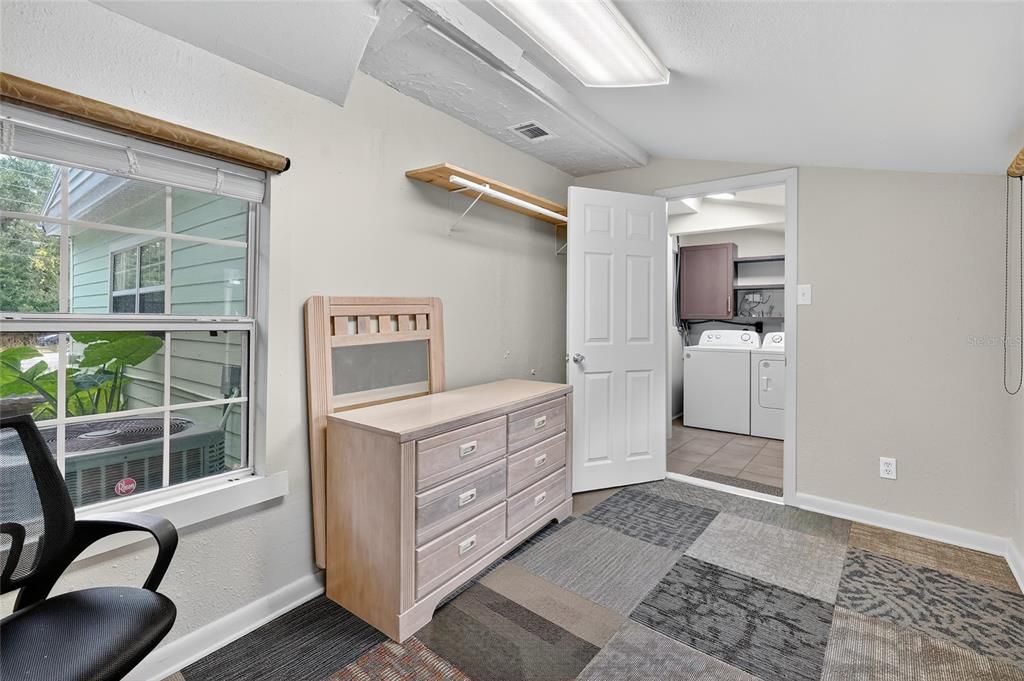 For Sale: $200,000 (2 beds, 1 baths, 870 Square Feet)