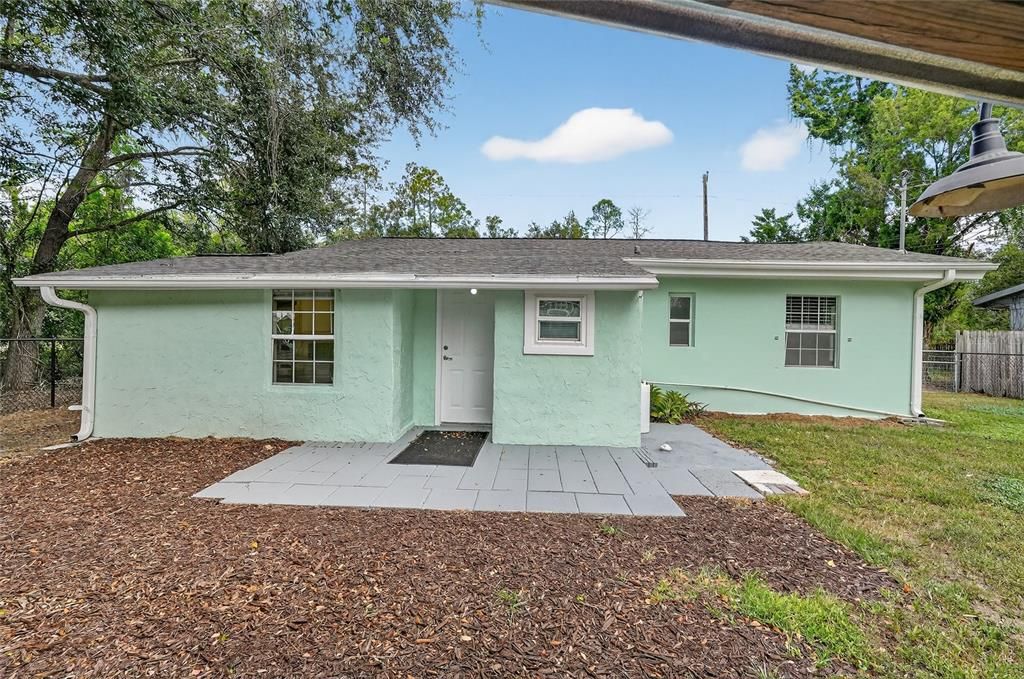 For Sale: $200,000 (2 beds, 1 baths, 870 Square Feet)