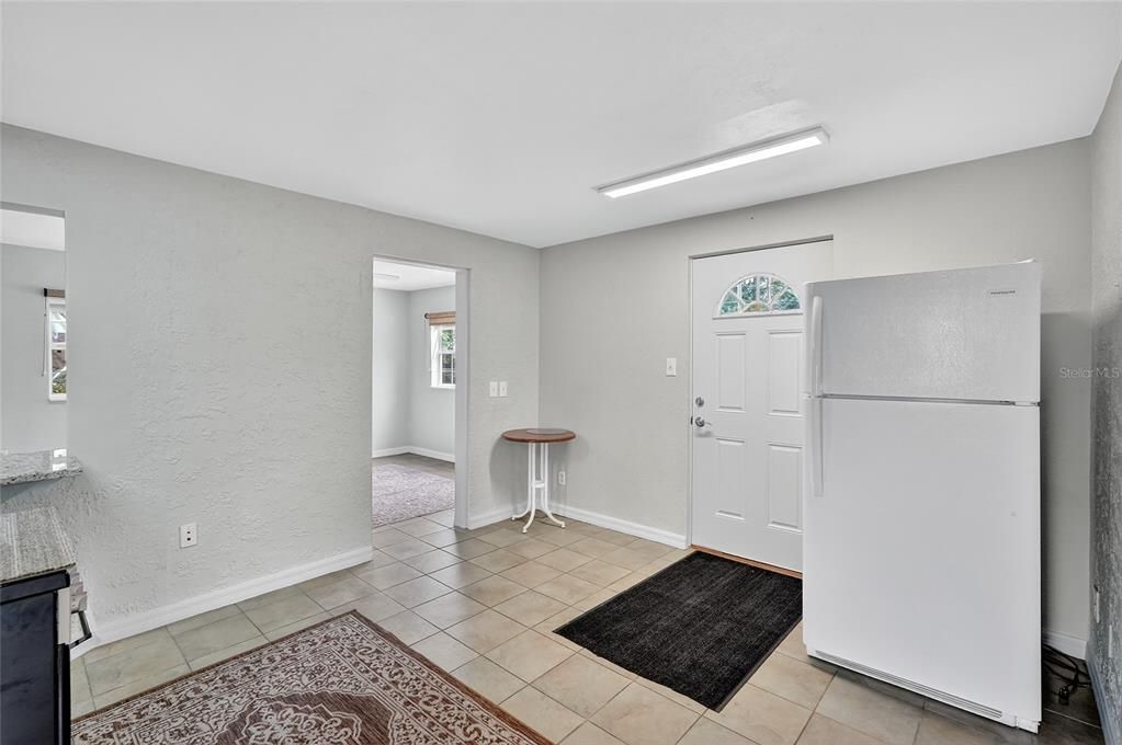 For Sale: $200,000 (2 beds, 1 baths, 870 Square Feet)