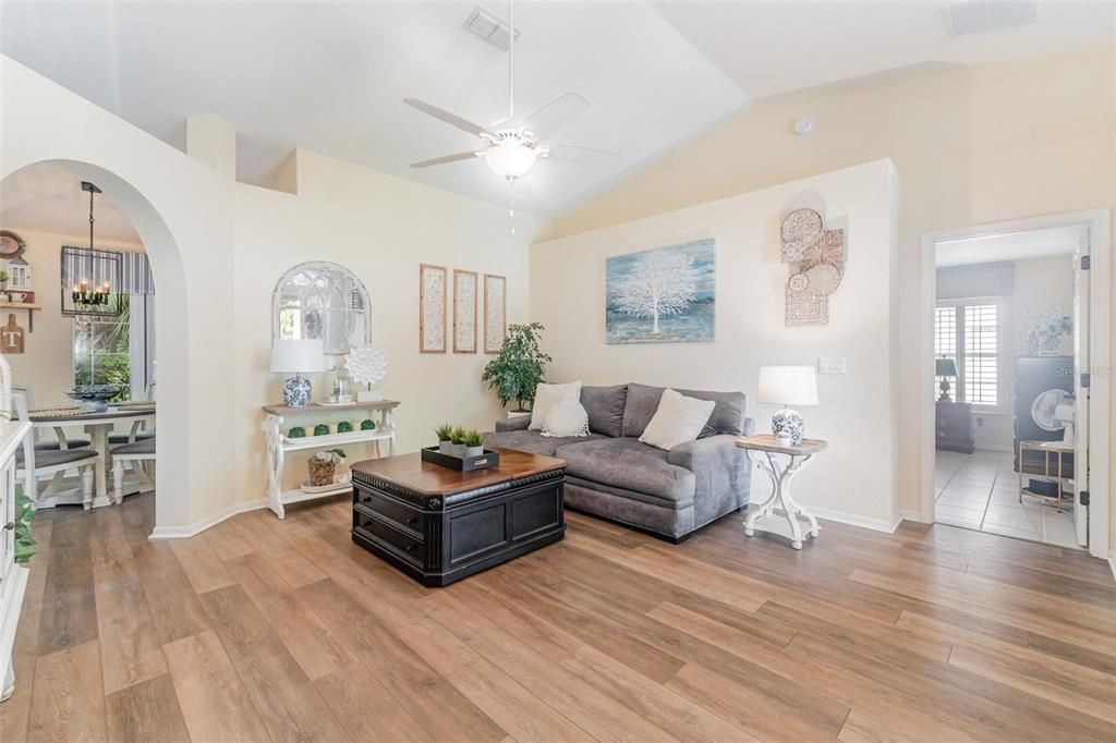 待售: $360,000 (3 贝兹, 2 浴室, 2319 平方英尺)