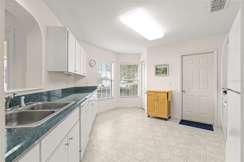 合同活跃: $199,950 (2 贝兹, 2 浴室, 1394 平方英尺)