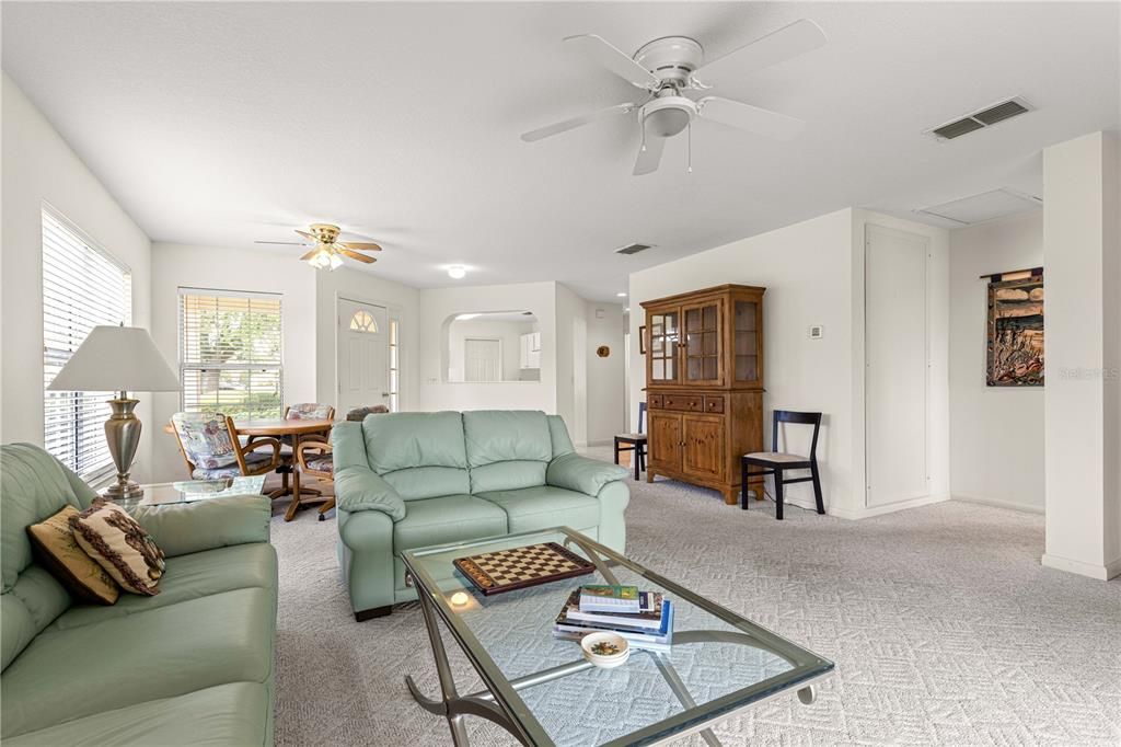 合同活跃: $199,950 (2 贝兹, 2 浴室, 1394 平方英尺)