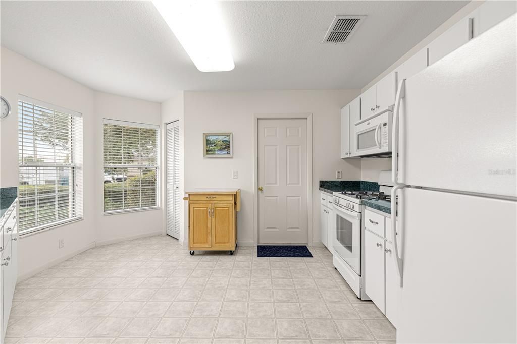 合同活跃: $199,950 (2 贝兹, 2 浴室, 1394 平方英尺)