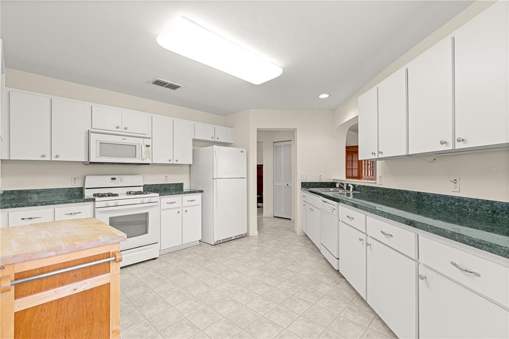 合同活跃: $199,950 (2 贝兹, 2 浴室, 1394 平方英尺)