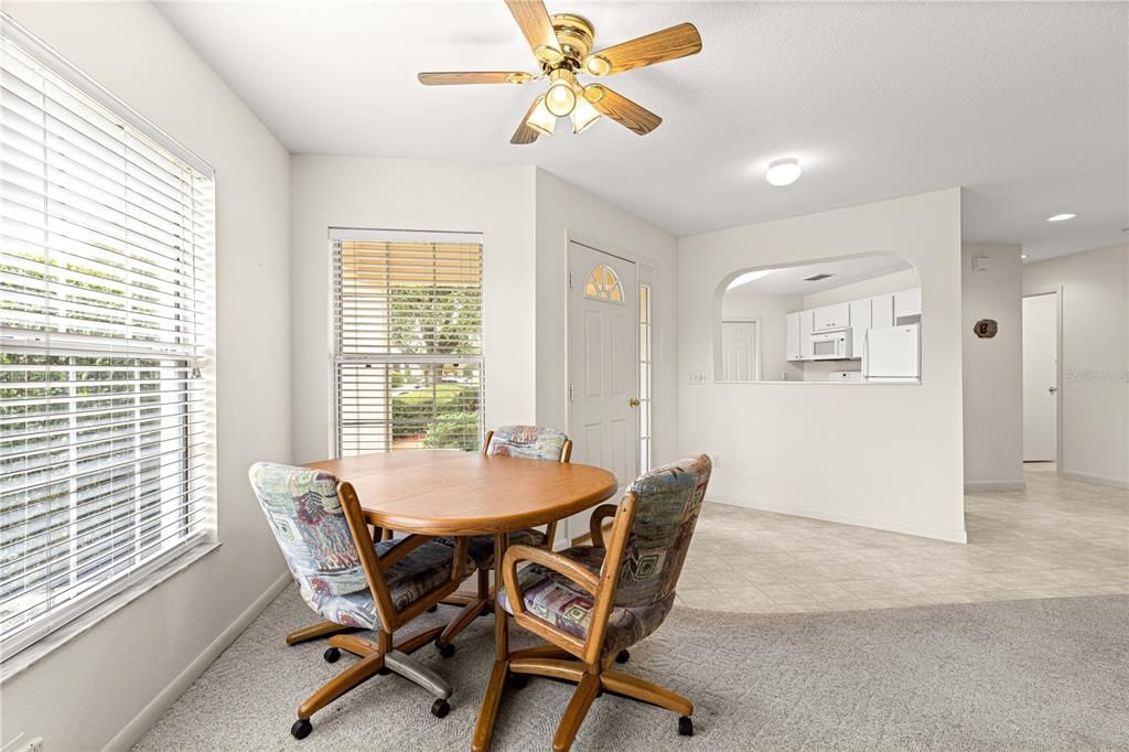 合同活跃: $199,950 (2 贝兹, 2 浴室, 1394 平方英尺)