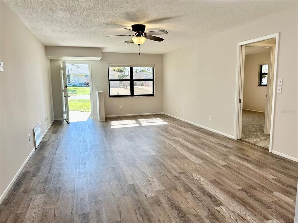 For Sale: $308,900 (2 beds, 2 baths, 1267 Square Feet)