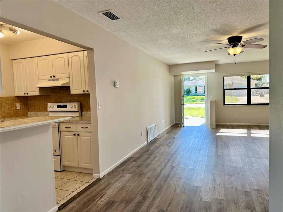 For Sale: $308,900 (2 beds, 2 baths, 1267 Square Feet)