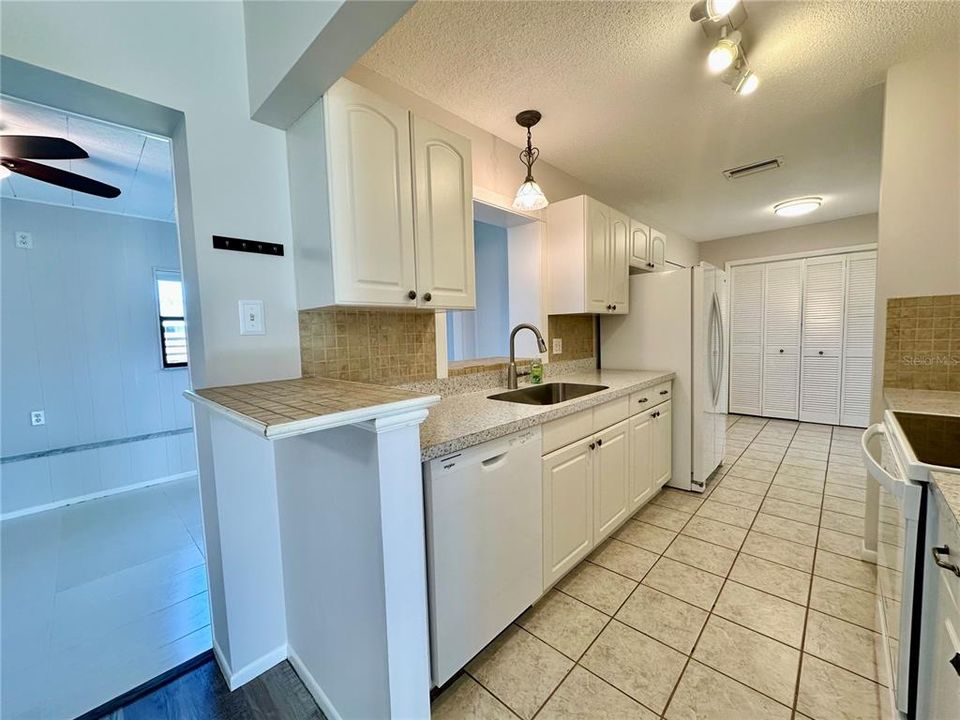 For Sale: $308,900 (2 beds, 2 baths, 1267 Square Feet)