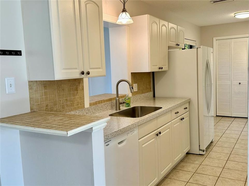 For Sale: $308,900 (2 beds, 2 baths, 1267 Square Feet)
