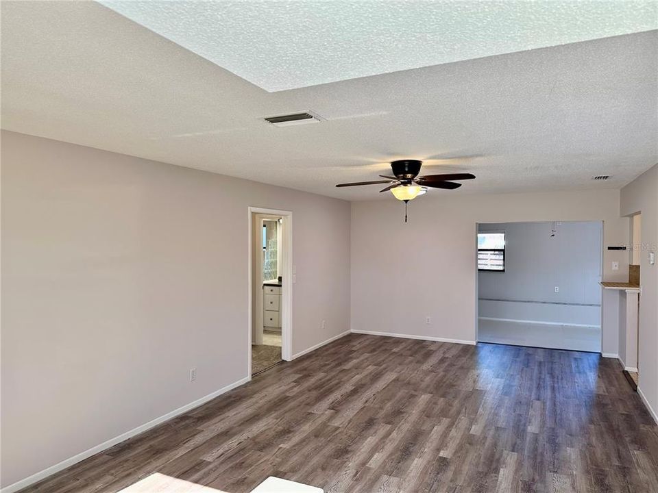 For Sale: $308,900 (2 beds, 2 baths, 1267 Square Feet)