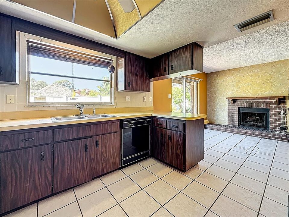 合同活跃: $400,000 (3 贝兹, 2 浴室, 1623 平方英尺)