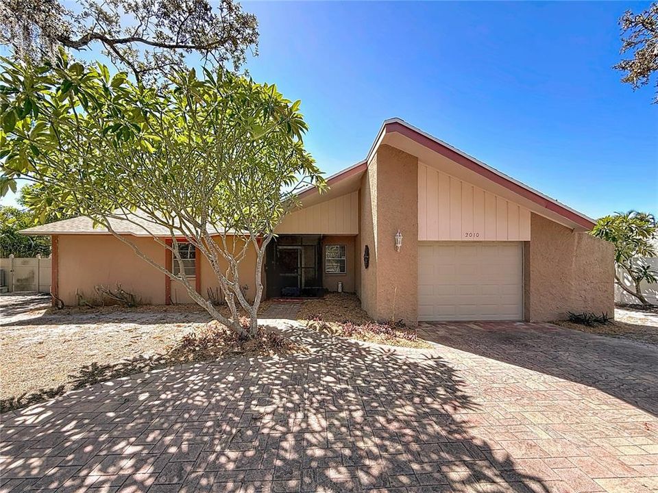 合同活跃: $400,000 (3 贝兹, 2 浴室, 1623 平方英尺)