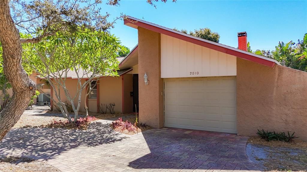 合同活跃: $400,000 (3 贝兹, 2 浴室, 1623 平方英尺)